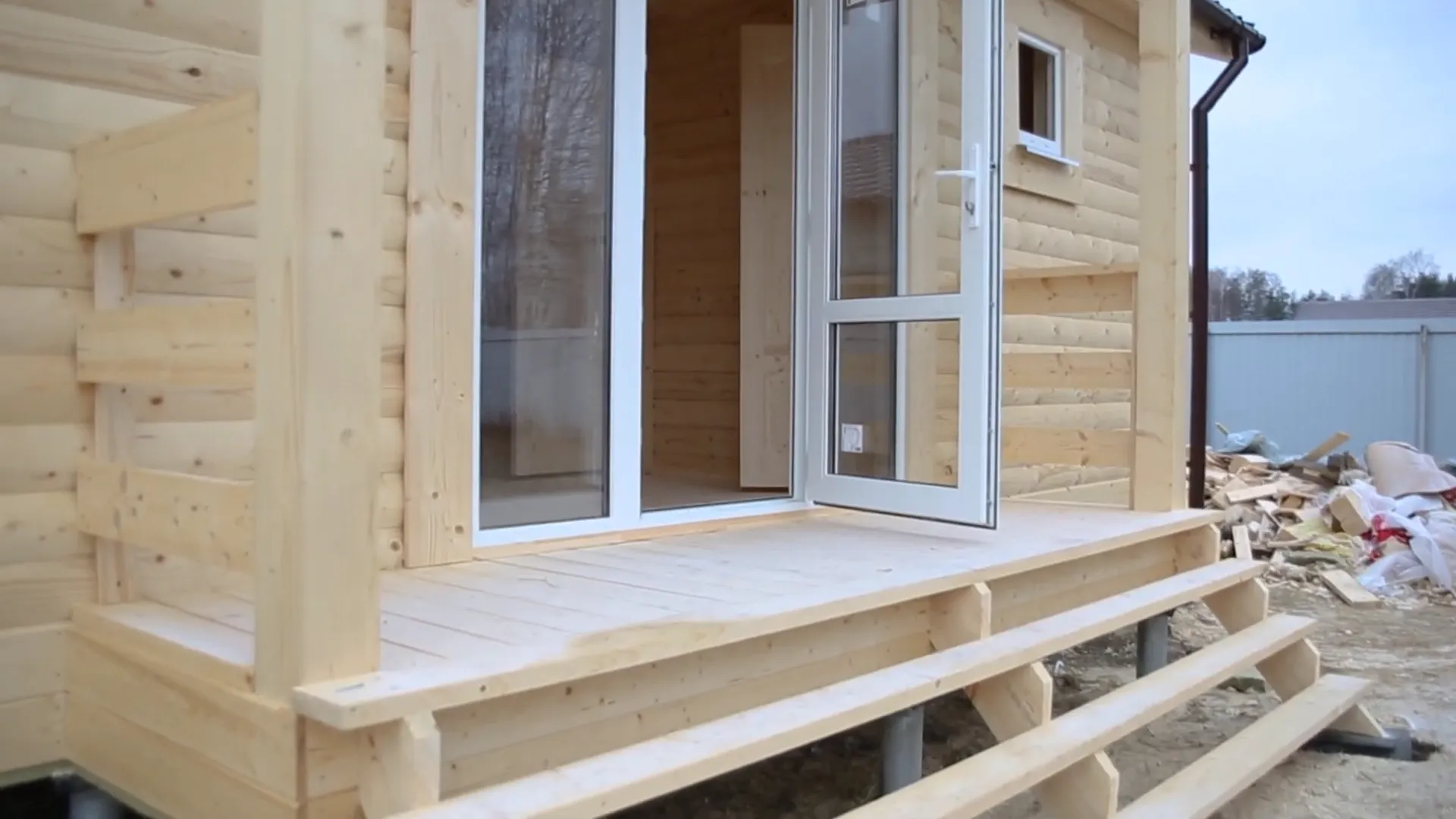 вход в одноэтажный дом из бруса